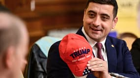 Le candidat roumain d'extrême droite George Simion, tient une casquette en soutien à Donald Trump à Bucarest, le 15 novembre 2024.