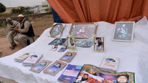 Des photos et portraits à l'effigie de Mumtaz Qadri, pendu en 2016 après avoir tué un gouverneur, dans un mausolée qui lui rend hommage dans les environs d'Islamabad le 15 février 2017