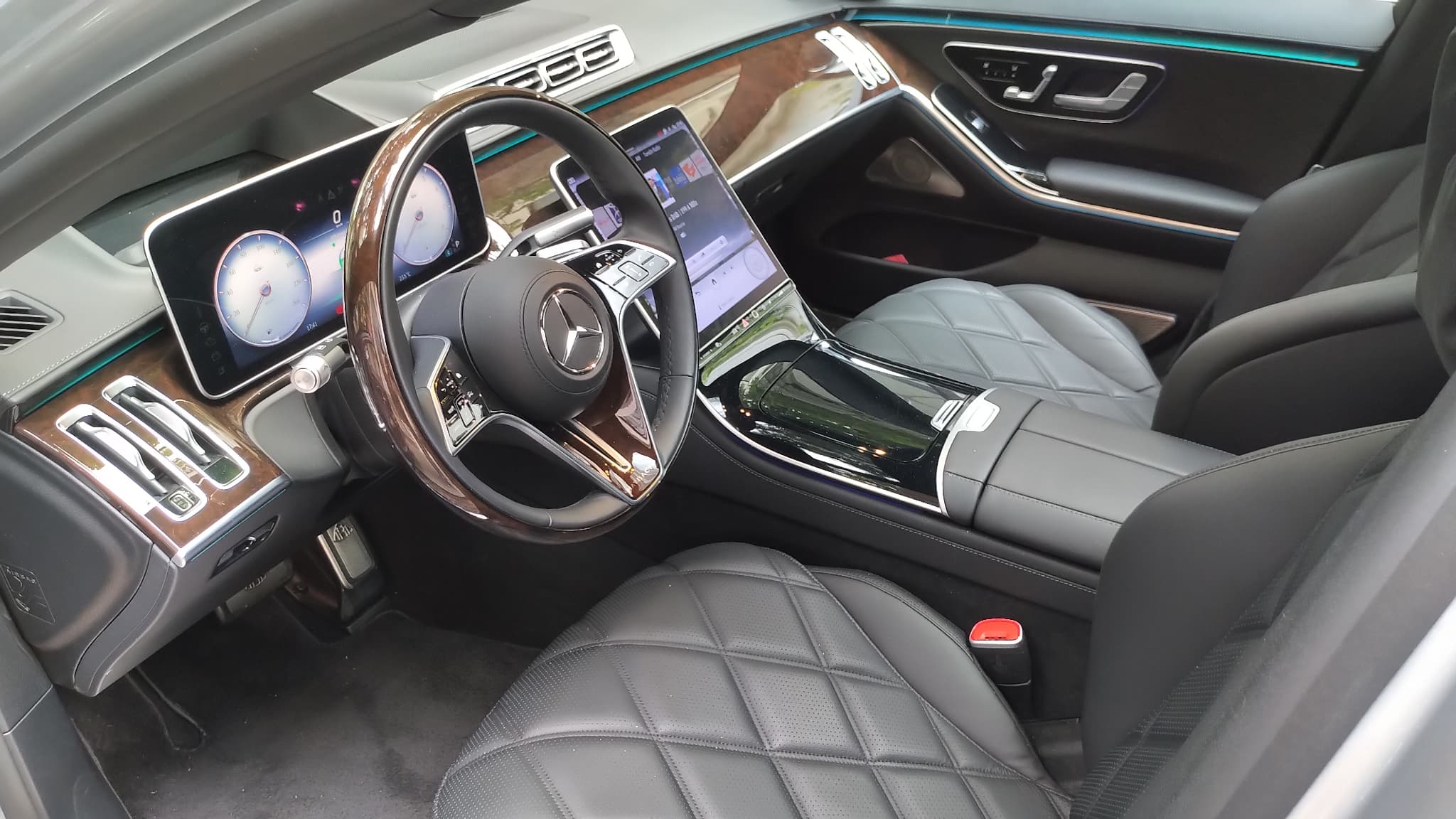 Dans l'habitacle, à l'avant, de cette Mercedes Maybach S680.
