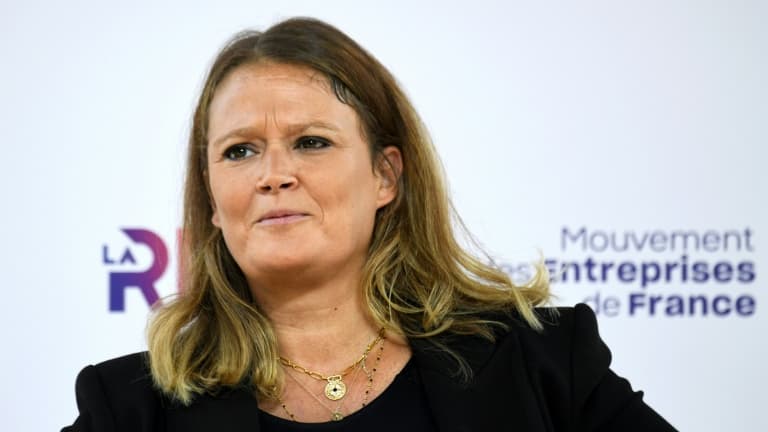 La ministre déléguée au Commerce Olivia Grégoire devant les patrons du Medef à Paris, le 30 août 2022