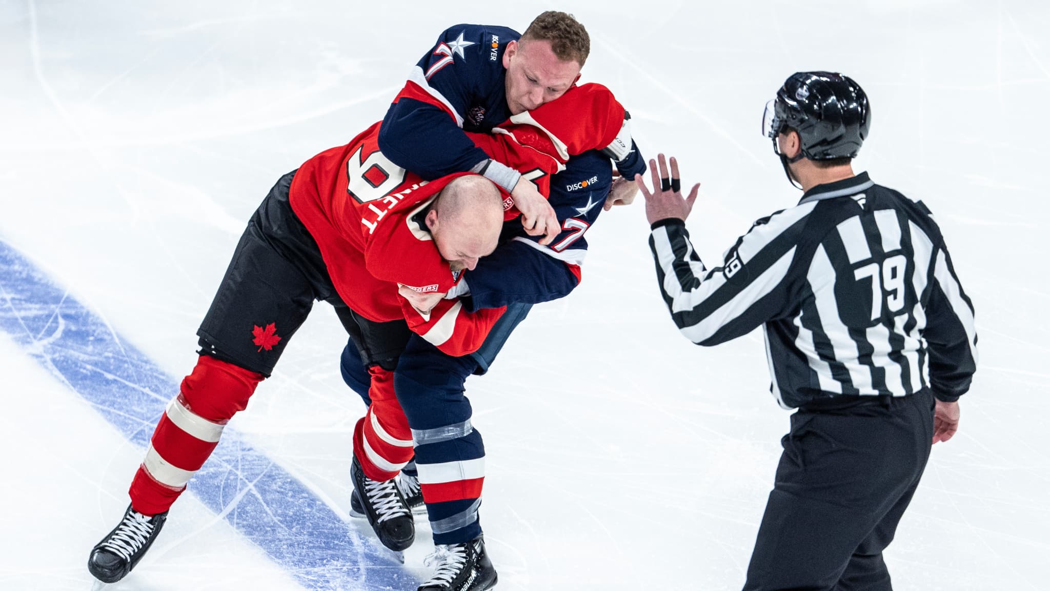 La bagarre entre Sam Bennett et Brady Tkachuk lors de Canada-Etats-Unis en hockey sur glace, le 15 février 2025 La bagarre entre Sam Bennett et Brady Tkachuk lors de Canada-Etats-Unis en hockey sur glace, le 15 février 2025