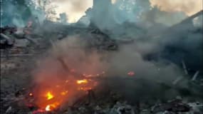 Capture d'écran d'une vidéo transmise par les autorités locales, montrant une école de la région de Louhansk en proie aux flammes.