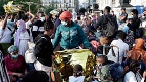 Des personnes sans abri, dont des enfants, mobilisés à la suite de l'appel de l'association Utopia 56 pour dormir devant l'hôtel de ville de Paris la nuit du 5 au 6 août 2025 et protester contre le manque d'hébergement d'urgence dans la capitale.
