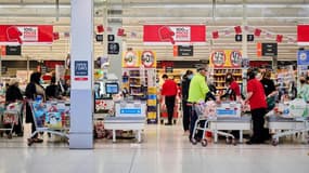 Des habitants de Canberra font des courses dans un supermarché alors qu'un confinement est de nouveau instauré, le 12 août 2021 en Australie