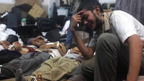 Un partisan de l'ancien président Morsi pleure au milieu des cadavres, après l'intervention policière ce mercredi matin.