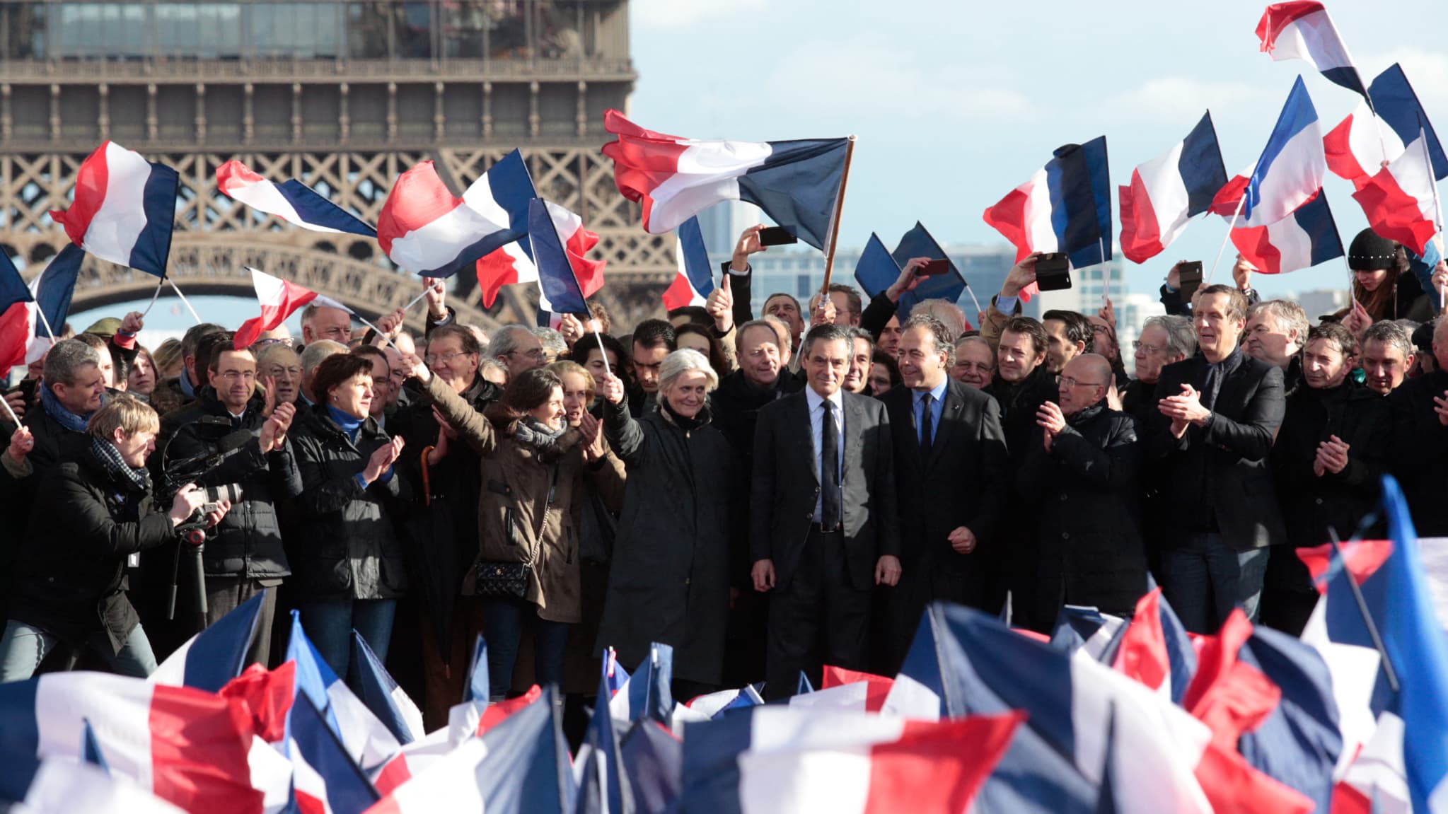 Meeting de François Fillon au Trocadéro à Paris le 5 mars 2017. Sur la gauche, on peut apercevoir Bruno Retailleau et Annie Genevard, qui pourraient intégrer le gouvernement de Michel Barnier