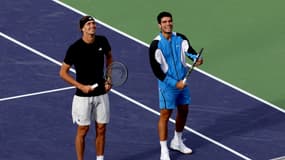 Carlos Alcaraz et Alexander Zverev rigolent pendant l'interruption de leur quart de finale (6-3, 6-1, Indian Wells) en raison de la présence d'abeilles, le 14 mars 2023