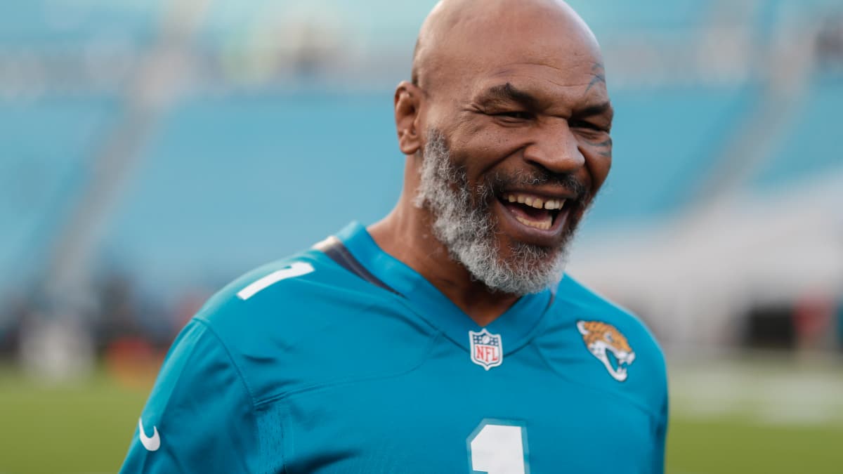 Mike Tyson tout sourire en septembre 2019 à l'occasion d'un match NFL entre les Jacksonville Jaguars et les Tennessee Titans 
