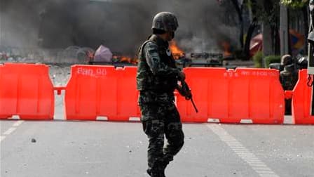 Barricades en flammes dans une rue de Bangkok. Les affrontements entre l'armée thaïlandaise et les manifestants antigouvernementaux se sont poursuivis samedi dans les rues de la capitale, transformant le quartier commerçant de la ville en véritable champ