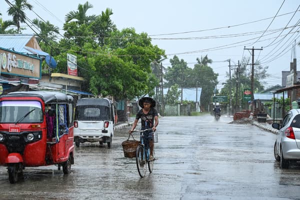 Le Cyclone Mocha Touche Terre Sur Les Côtes Du Bangladesh Et De La ...