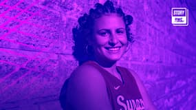 Tiana Mangakahia prend la pose sous le maillot de son université de Syracuse