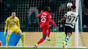 Luis Suarez inscrit le but de la victoire pour le Sporting face au PSG devant Lucas Chevalier (2-1, Ligue des champions), le 20 janvier 2026