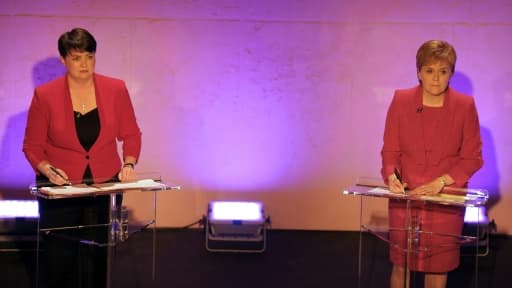La patronne des conservateurs écossais, Ruth Davidson (G), et la Première ministre écossaise Nicola Sturgeon (D) lors d'un débat télévisé à Glasgow, le 6 juin 2017 La patronne des conservateurs écossais, Ruth Davidson (G), et la Première ministre écossaise Nicola Sturgeon (D) lors d'un débat télévisé à Glasgow, le 6 juin 2017