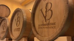 Des fûts de la vinaigrerie de Haute-Provence, à Gréoux-les-Bains.