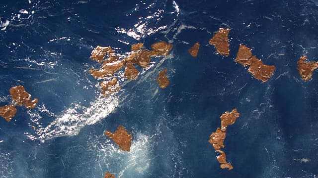 Des plaques de mazout issues du pétrolier le Prestige, dérivent le 10 janvier 2003 dans le Golfe de Gascogne, à environ 350 kilomètres des côtes aquitaines. (image d'illustration) 