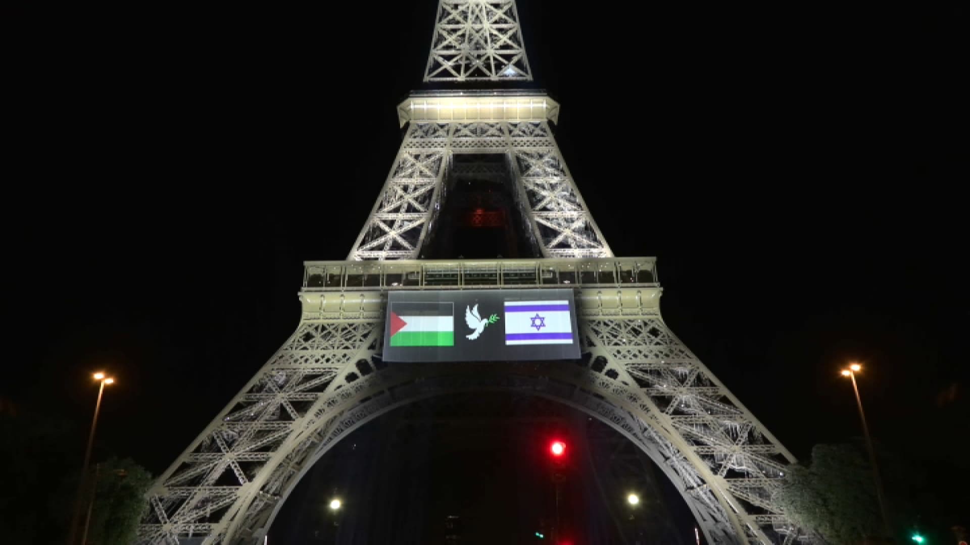 La Tour Eiffel illuminée ce dimanche aux couleurs des drapeaux palestinien et israélien La Tour Eiffel illuminée ce dimanche aux couleurs des drapeaux palestinien et israélien