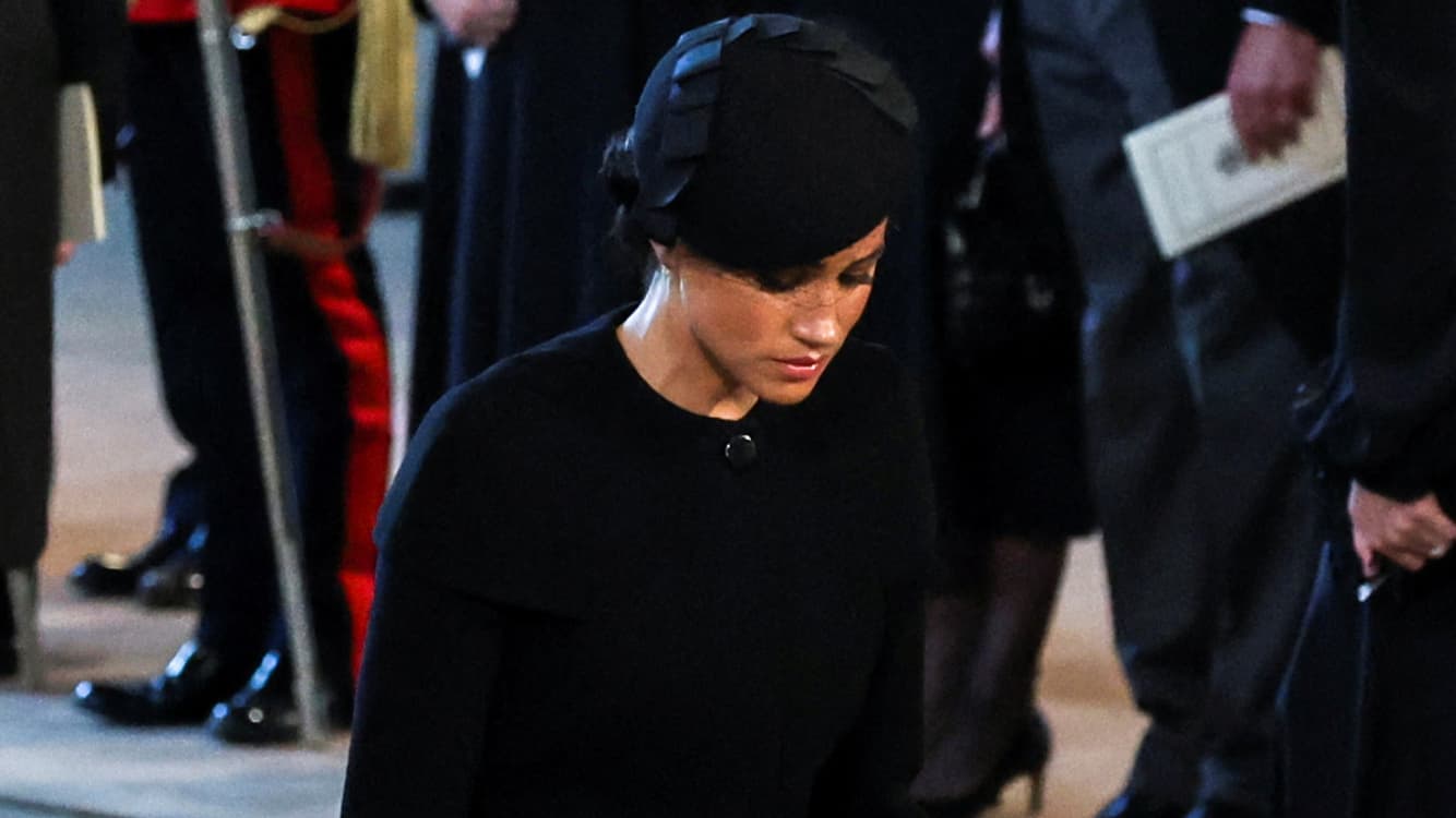 Meghan Markle faisant la révérence devant le cercueil de la reine Elizabeth, le 14 septembre 2022.