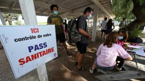 Pancarte annonçant un point de contrôle du pass sanitaire à Aigues Mortes le 3 août 2021