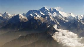 Le Népal a lancé mercredi un appel à une aide financière et technique internationale pour clore la polémique l'opposant de longue date au grand voisin chinois sur la hauteur exacte du mont Everest (au centre). Les Népalais se réfèrent à une mesure effectu