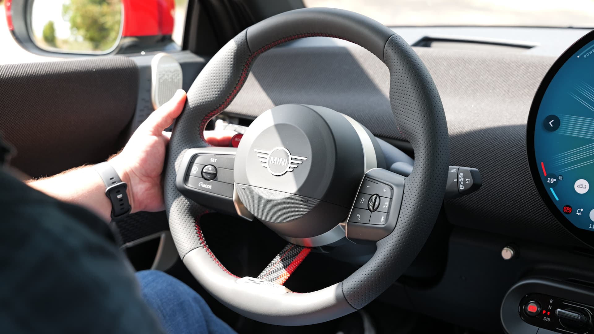 The flywheel of the Mini JCW Electric with its "impulse" palette on the left. The flywheel of the Mini JCW Electric with its "impulse" palette on the left.