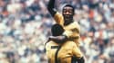 Pelé porté en triomphe par Jairzinho au cours de la Coupe du monde 1970.