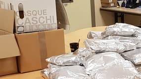 Des sacs de stupéfiants saisies par les douanes françaises, le 14 août 2017.