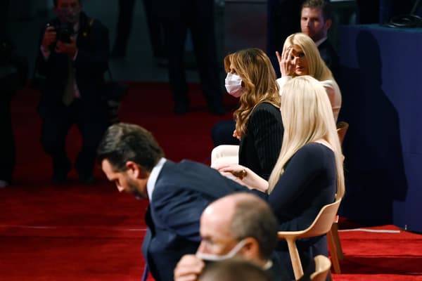 Melania Trump masquée le 30 septembre 2020, lors du débat Biden/Trump Melania Trump masquée le 30 septembre 2020, lors du débat Biden/Trump