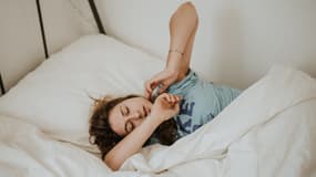 Une femme dans un lit, photo d'illustration. 