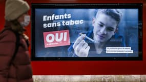 Un panneau électoral en faveur de l'interdiction de la publicité pour le tabac en Suisse, à Lausanne le 8 février 2022