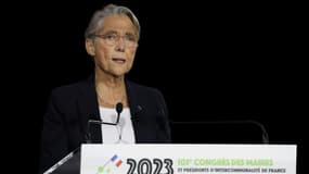 La Première ministre Elisabeth Borne lors de son discours au congrès des maires, à Paris, le 23 novembre 2023