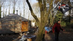 Campement de militants opposés au projet d'aéroport de Notre-Dame-des-Landes. Pomme de discorde des négociations entre socialistes et écologistes, le projet est combattu par des militants anarchistes, qui occupent illégalement depuis deux ans les zones en