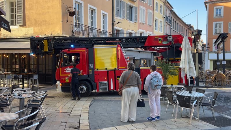 Un camion de pompiers sur la place Jean Marcellin à Gap 