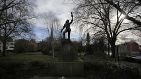 Statue de Richard III à Leicester, dans le centre de l'Angleterre. Des archéologues britanniques ont découvert un mystérieux cercueil de plomb, à l'intérieur d'un autre cercueil, en pierre, dans le sous-sol d'un parking de Leicester où avaient déjà été re