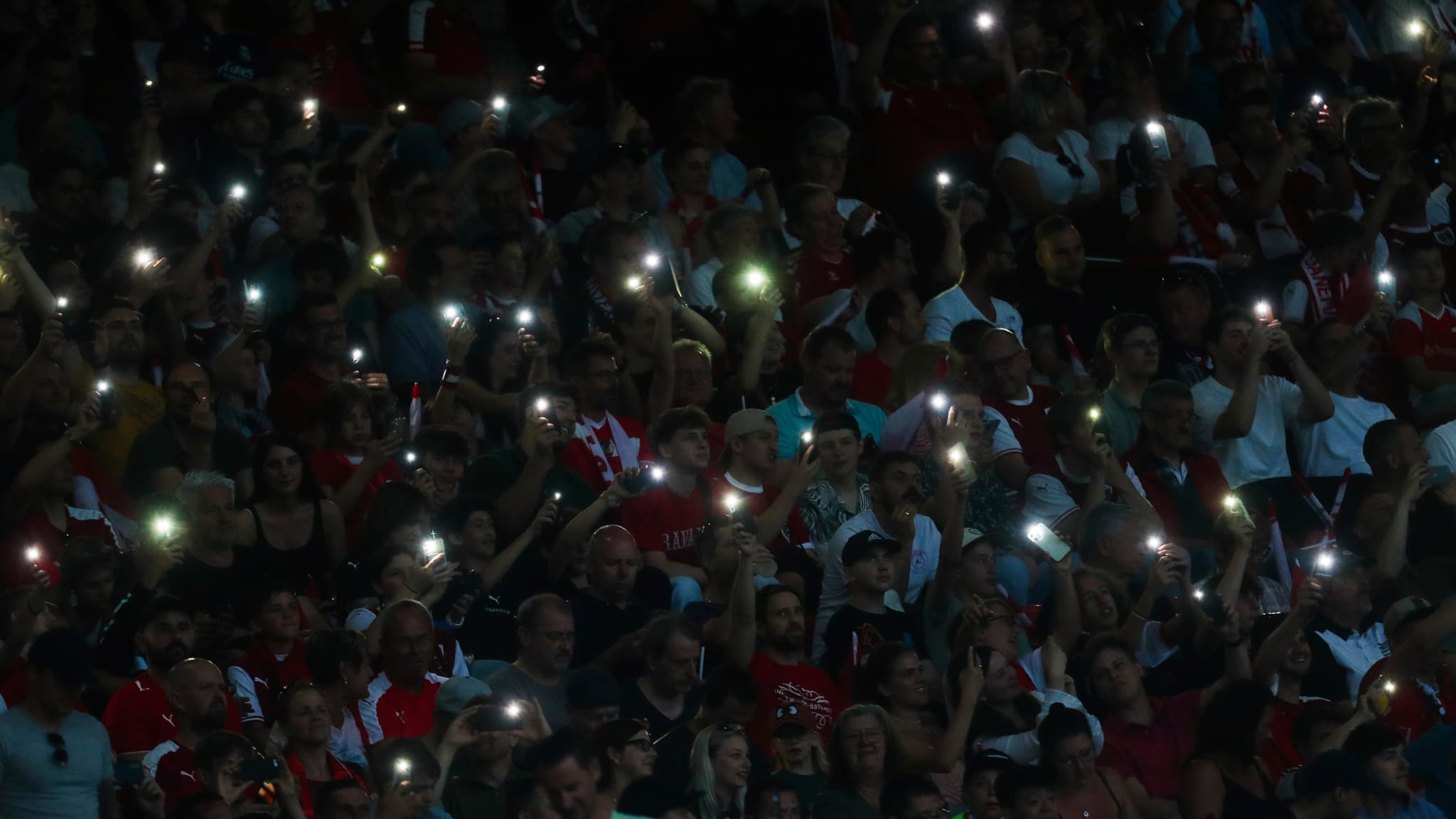 Les spectateurs du match Autriche-Danemark se sont éclairés avec leur téléphone, le 6 juin 2022