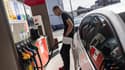 Un automobiliste fait le plein de sa voiture dans une station-service Totalénergies à Faches-Thumesnil près de Lille, dans le nord de la France, le 10 août 2023.