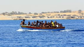 Des migrants aidés par des gardes-côtes libyens qui tentent de rejoindre l'Europe, le 8 juillet 2017