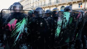 Forces de l'ordre à Paris pour la douzième journée de mobilisation contre la réforme des retraites le 13 avril 2023