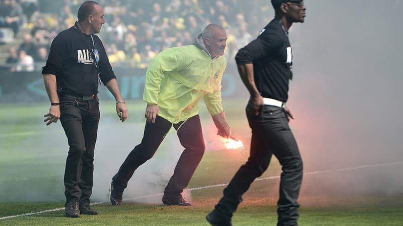 Quelques supporters du FC Nantes ont envoyé des fumigènes sur la pelouse de la Beaujoire contre Bordeaux.
