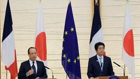 François Hollande a déclaré vendredi à Tokyo que la politique de croissance engagée au Japon par Shinzo Abe était une bonne nouvelle pour l'Europe, mais qu'elle n'était pas forcément transposable. /Photo prise le 7 juin 2013/REUTERS/Junko Kimura/Pool