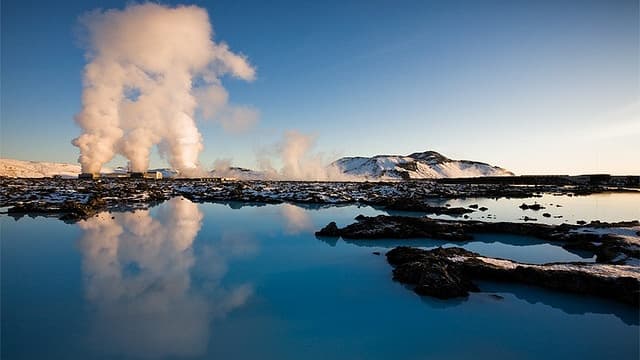 L'électricité de l'Islande est renouvelable provenant de la géothermie, de l'hydraulique et de l'éolien.
