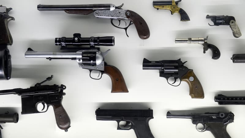 Collection d'armes d'époques (image d'illustration)