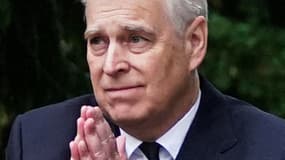 Le prince Andrew, le 10 septembre devant le château de Balmoral, remerciant la foule venue rendre hommage à la reine.