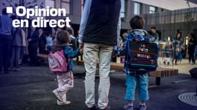 Un parent qui emmène ses deux enfants à l'école. Photo d'illustration 