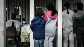 Elèves d'une école à Eysines (Gironde), faisant la queue pour un test salivaire, le 25 février 2021