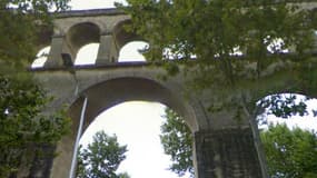 L'aqueduc des Arceaux, sur lequel un père est juché, pour réclamer un entretien avec le juge des affaires familiales.