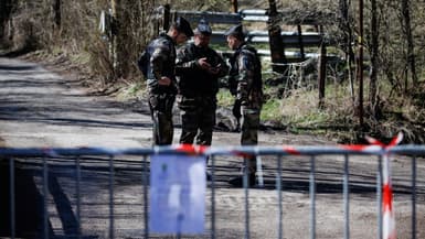 Des gendarmes lors de nouvelles recherches autour du village du Haut-Vernet après la découverte d'ossement du petit Emile porté disparu l'été dernier, le 2 avril 2024 dans les Alpes-de-Haute-Provence