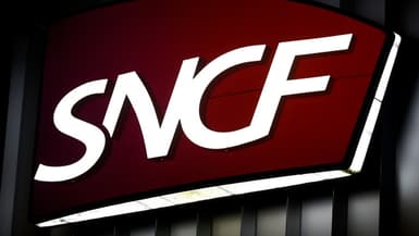 Le logo de la SNCF à la gare Montparnasse à Paris le 25 juillet 2021
