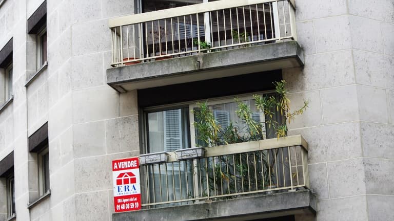 Vue du balcon d'un appartement à Paris (image d'illustration)