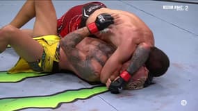 Islam Makhachev s'impose contre Charles Oliveira sur soumission, à l'UFC 280, le 22 octobre 2022