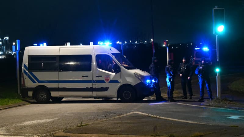 Des CRS bloquent une route près d'un camp de migrants où deux gardes de sécurité et deux migrants ont été abattus, près de Dunkerque, le 14 décembre 2024, dans le Nord.